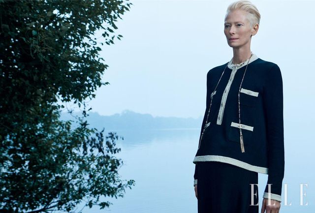 이른 아침 안개가 내려앉아 신비로운 분위기를 자아내는 풍경 속의 틸다 스윈턴.