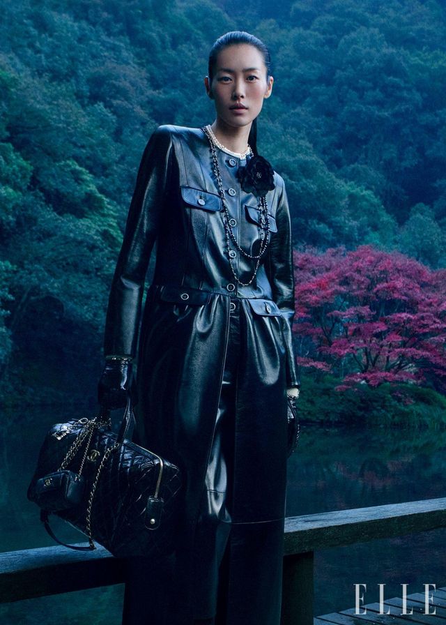 코로만델 병풍에서 영감받은 공방 컬렉션의 룩을 입은 모델 리우웬.