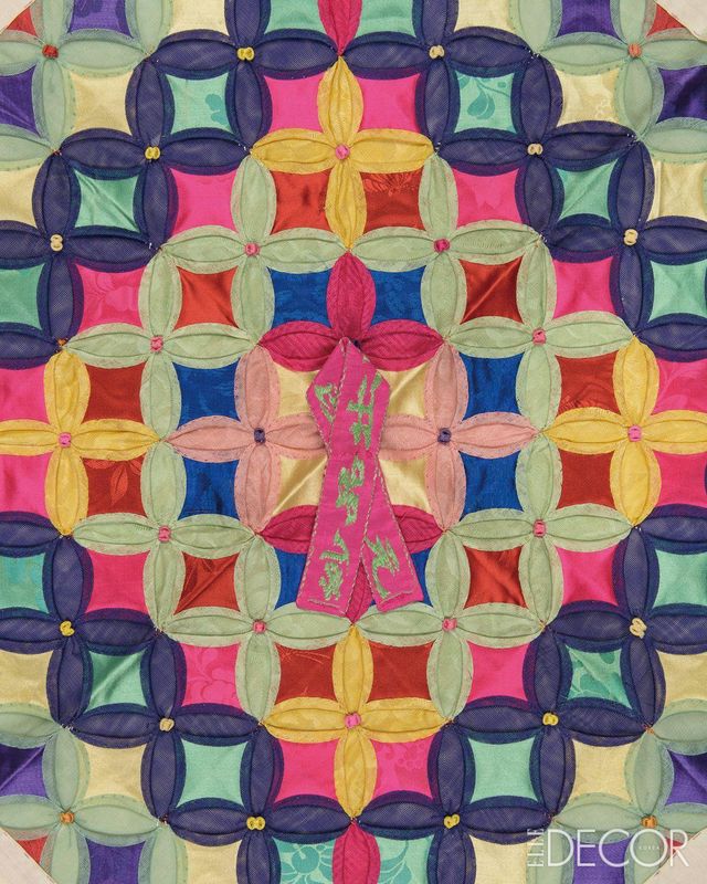 조각 전보무늬 상보자기. 직물 조각으로 둥근 원 속에 사각형이 들어간 형태의 전보무늬는 복을 의미하며, 원과 원이 겹치는 부분에 박쥐 매듭 장식으로 포인트를 더했다. 가운데 분홍색 매듭은 손잡이다. 