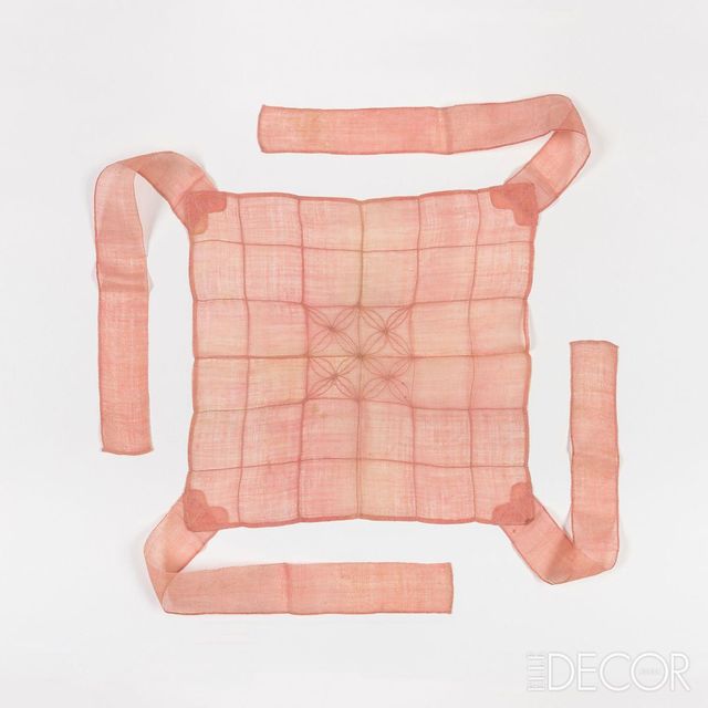 꼬집기 꽃무늬 보자기. 직물을 꼬집듯 잡아서 바느질하는 꼬집기 기법으로 꽃무늬를 만들었다. 바느질 선이 돋보이도록 단색 직물을 사용했다. 