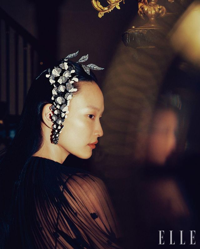 플로럴 튤 드레스와 케이프는 모두 Toteme.