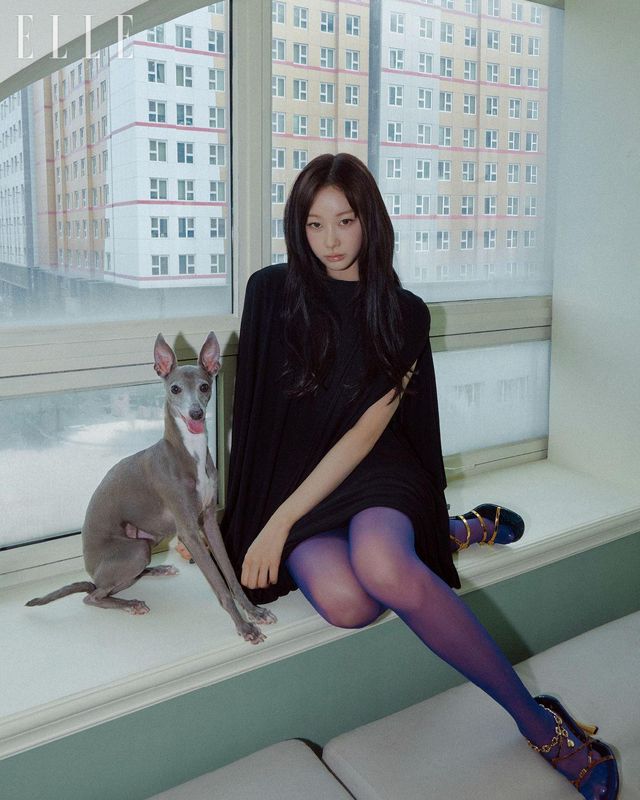 지젤이 입은 드레이프 드레스와 뉴 코믹 90 샌들은 모두 Loewe.