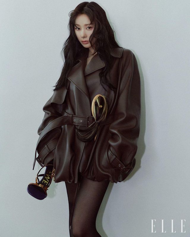 지젤이 입은 벨티드 레더 벌룬 재킷과 뉴 코믹 90 샌들, 머리빗에 장식한 싱글 애너그램 링은 모두 Loewe.