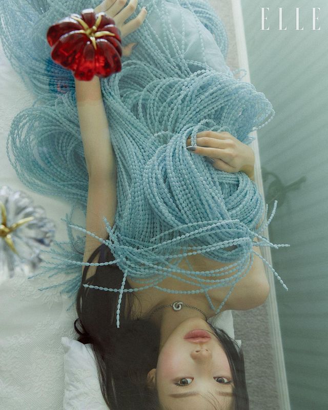 지젤이 입은 구슬 드레스와 도넛 체인 링크 네크리스는 모두 Loewe. 레진 소재 토마토 오브제는 모두 Mixtureshop.