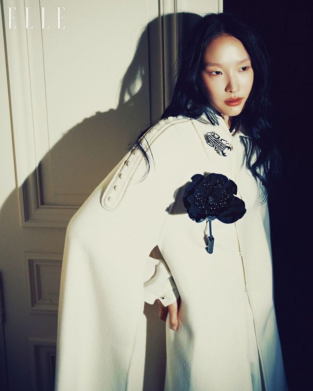 화이트 케이프 코트와 셔츠, 팬츠는 모두 Elie Saab.