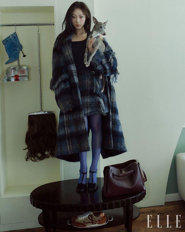 지젤이 입은 프린지 장식의 모헤어 울 코트와 스커트, 온다 90 뮬, 다크 버건디 마드리드 라지 백, 은쟁반 위에 놓인 시어링 발레 러너 2.0 슈즈, 벽에 걸린 데님 앵클부츠는 모두 Loewe.