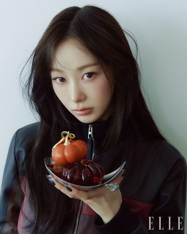 지젤이 입은 레더 크롭트 재킷과 쇼트 펌프킨 참은 모두 Loewe. 빨간 토마토 오브제는 모두 Mixtureshop.