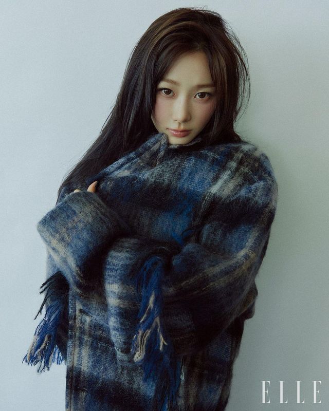 지젤이 입은 프린지 장식의 모헤어 울 코트는 Loewe.