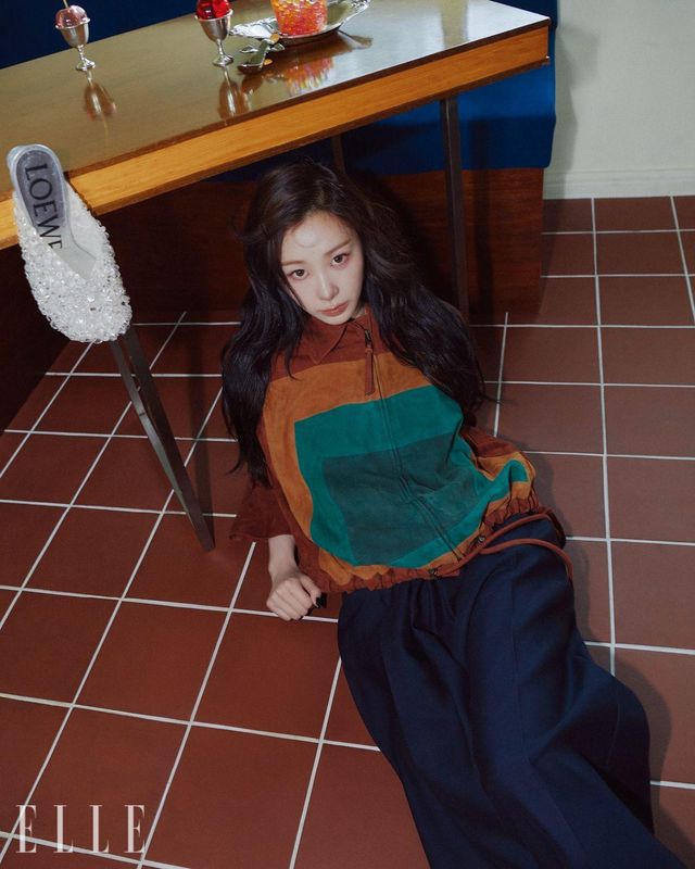 지젤이 입은 울 벌룬 재킷과 실크 트라우저, 스트라스로 장식한 토이 펌프스, 책상 위의 덕 스푼 참은 모두 Loewe.