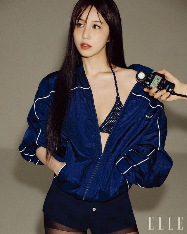 권진아가 입은 네이비 트랙 재킷은 Grand Collection by Timbershop. 네이비 도트 패턴 비키니 톱은 s/e/o. 도트 패턴의 마이크로 쇼츠는 Partimento Women.