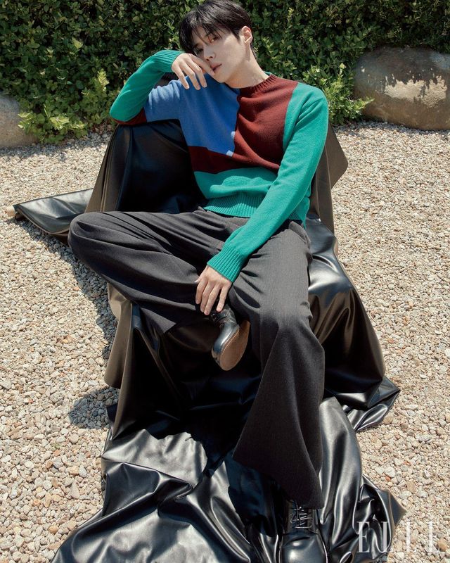 컬러 블록 스웨터와 울 팬츠, 레이스업 로퍼는 모두 Loewe.