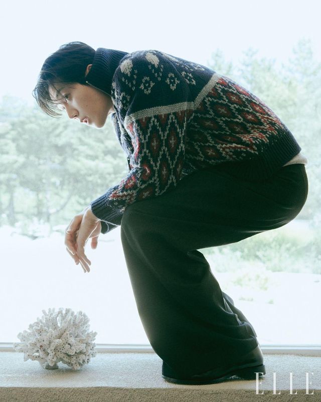 노르딕 패턴 집업 스웨터와 니트 톱, 팬츠, 로퍼는 모두 Loewe.