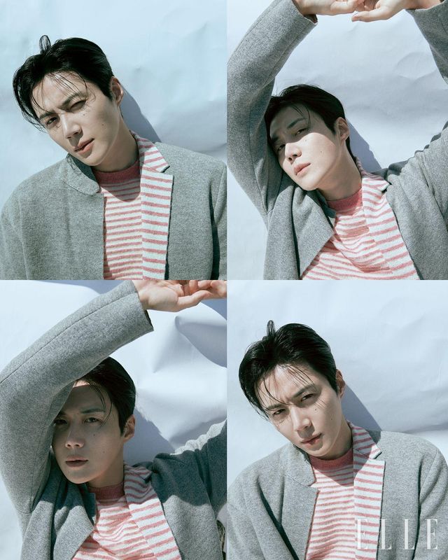 니트 블레이저와 스트라이프 스웨터는 모두 Loewe.