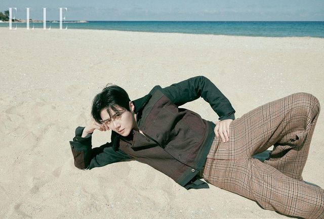 데님 워크 재킷과 셔츠, 체크 팬츠는 모두 Loewe.