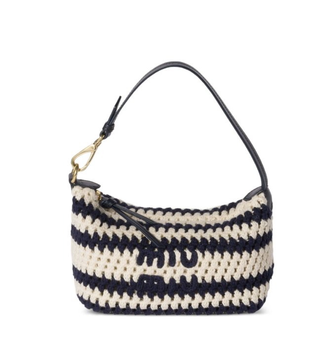 스트라이프 패턴으로 짜임 장식을 더욱 강조한 미우미우의 크로셰 백. 