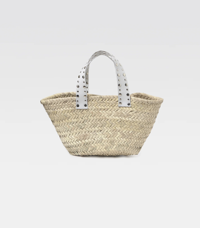 스터드 장식으로 스트리트 무드를 살린 기마구아스의 라피아 백. 