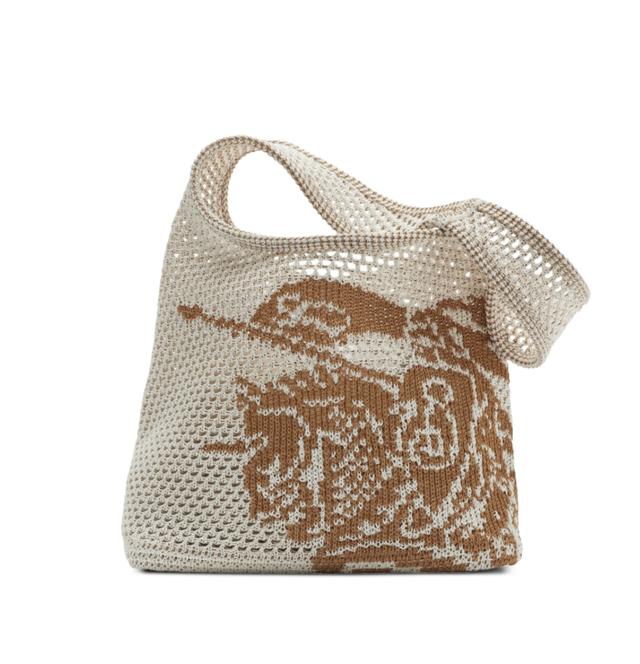 로고 패턴이 강렬한 버버리의 크로셰 백. 