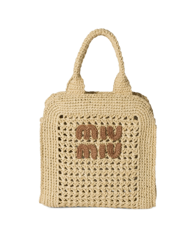 비스킷 같은 형태에 로고를 강조한 미우미우의 크로셰 백. 