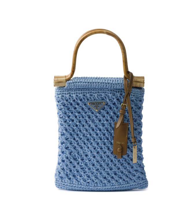 청량한 푸른색과 대나무 소재의 손잡이가 시원해 보이는 프라다의 크로셰 백. 