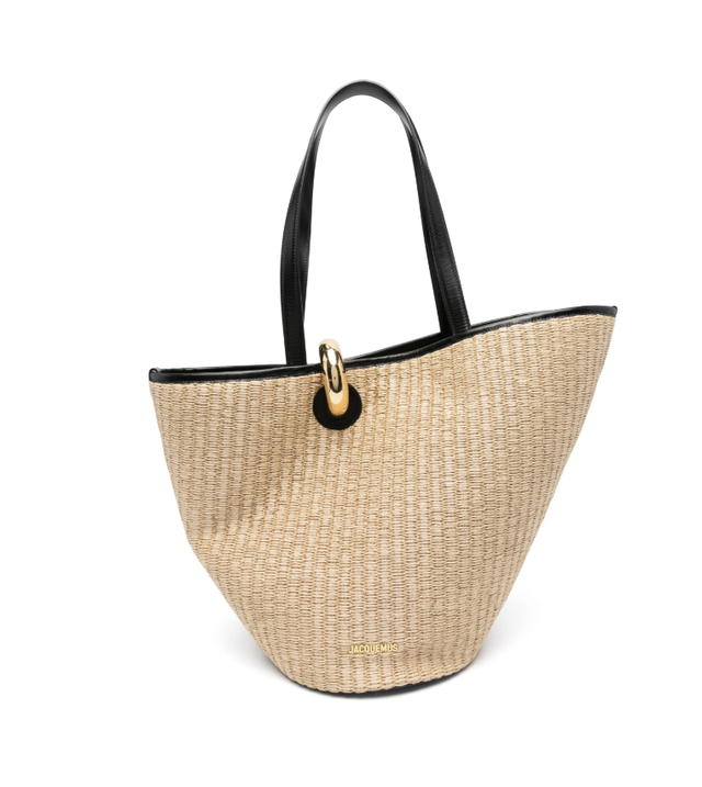  금속 장식이 포인트인 자크 뮈스의 라피아 백.