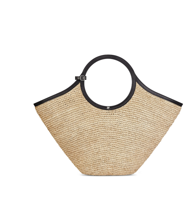 넉넉한 사이즈로 수납이 여유로운 꾸레쥬의 라피아 백.