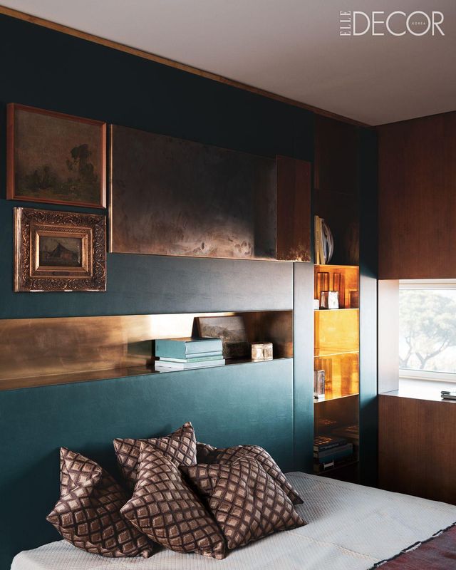 청색 가죽 헤드보드 침대가 놓인 마스터 베드룸의 모습.