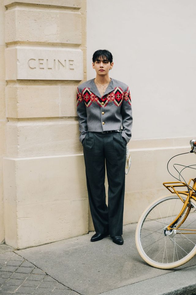 셀린느 비비엔느 컬렉션 쇼에 참석한 뷔.