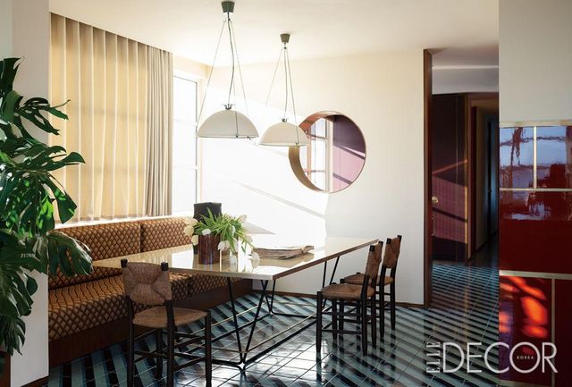 다이닝에는 디모레밀라노의 캠핑 테이블, 샤를로트 페리앙의 의자, 에릭 군나르 아스플룬드(Erik Gunnar Asplund)가 디자인한 ‘패러슈트(Parachute)’ 조명을 뒀다.