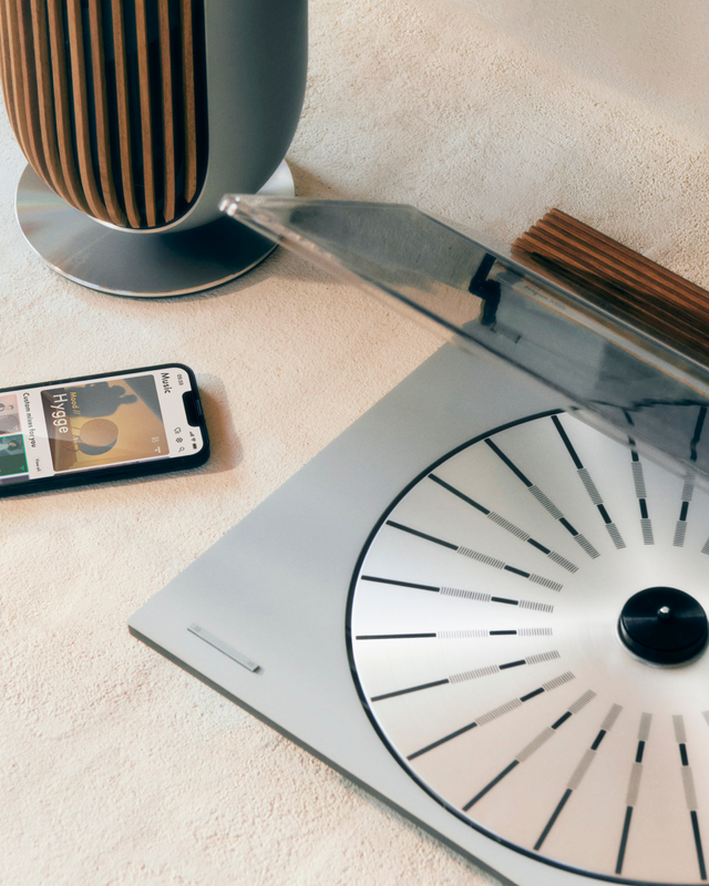 1985년 출시된 베오그램 3000 턴테이블에 베오랩 8 스피커를 연동시켜 완성한 베오시스템 3000c. 와이파이 연결 및 블루투스를 통한 스트리밍 재생이 가능한, 과거와 현대가 공존하는 리미티드 에디션이다.