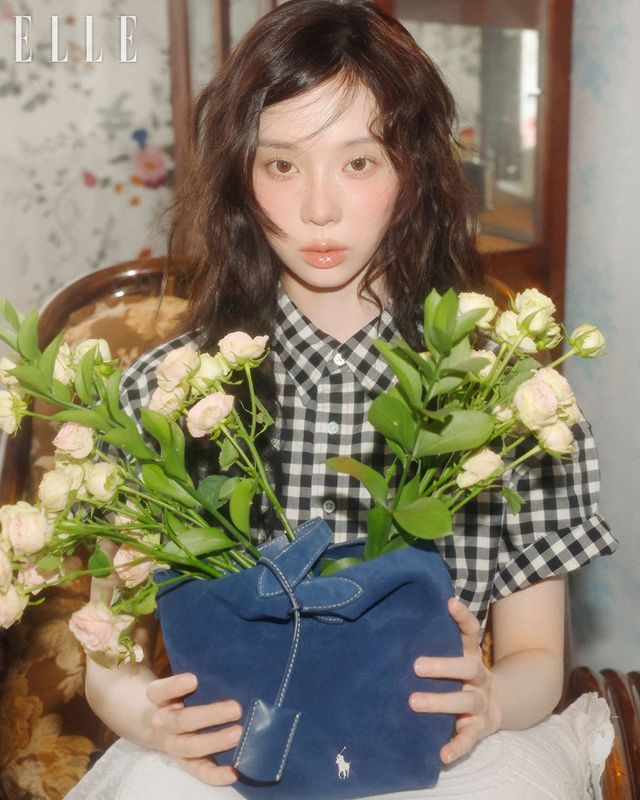 시어서커 셔츠 드레스와 폴로 플레이 레더 스몰 토트 앤 크로스바디 백은 모두 Polo Ralph Lauren.