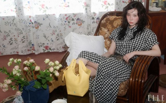 시어서커 셔츠 드레스와 폴로 플레이 스웨이드 스몰 토트 앤 크로스바디 백은 모두 Polo Ralph Lauren.