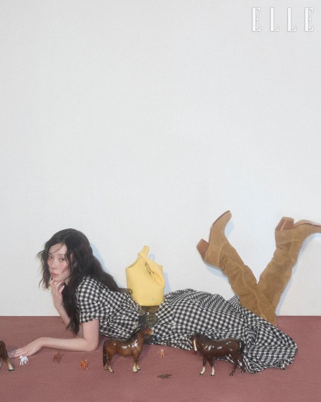 시어서커 셔츠 드레스와 폴로 플레이 레더 스몰 토트 앤 크로스바디 백, 레이어드한 웨스턴 무드의 레더 벨트와 콘초 벨트, 웨스턴 부츠는 모두 Polo Ralph Lauren.