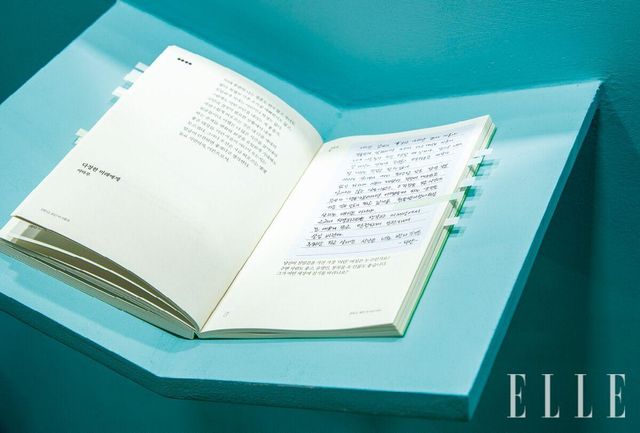 부스에 디스플레이된 단행본 속 〈엘르〉 팀원들이 손 글씨로 적은 솔직한 답변들이 시선을 사로잡았다. 