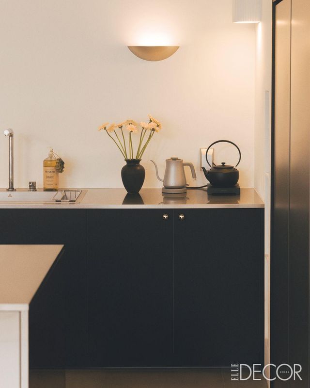 동선부터 수납 방식, 컬러, 조명, 손잡이까지 세세히 고민하고 디자인한 주방.