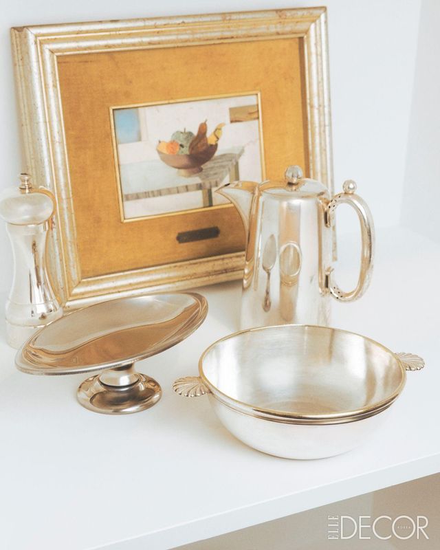  식기장에 전시된 은식기 컬렉션.