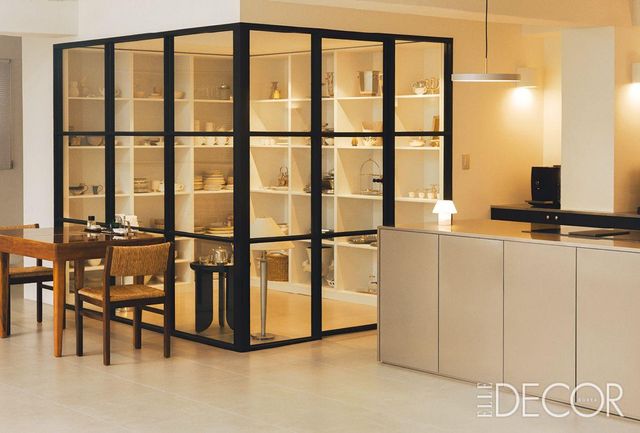 수년간 차곡차곡 모은 식기류를 ‘잘’ 수납하기 위해 마련한 식기장. 블랙 프레임으로 둘러싸여 모던하면서도 공간에 포인트가 되어준다. 바이브레이션 무늬 가공을 더한 스테인리스 아일랜드 식탁으로 생활 스크래치에 대한 부담을 줄였다.