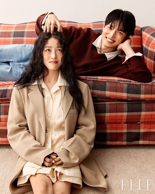 재윤이 입은 셔츠와 타이는 Uniqlo, 브이넥 니트 톱은 Arket, 팬츠는 H&M. 민홍이 입은 셔츠와 스커트, 재킷은 모두 Golden Goose. 목걸이는 &Other Stories. 반지는 H&M.