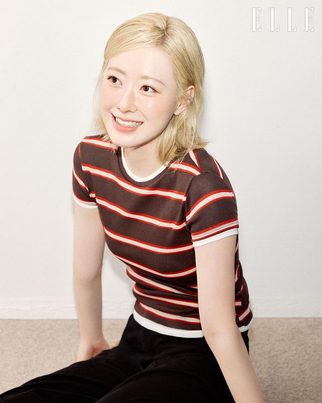 지수가 입은 톱은 Zara. 팬츠는 Cos. 