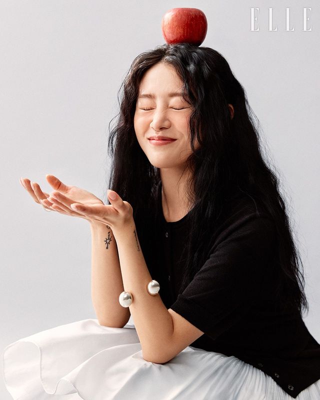 민홍이 입은 블랙 니트톱은 Eenk, 나머지는 모두 스타일리스트 소장품.