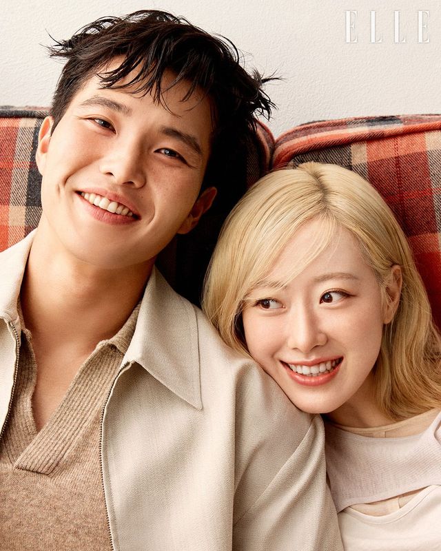 승리가 입은 재킷은 Golden Goose, 니트 톱은 H&M. 지수가 겹쳐 입은 톱은 모두 Margesherwood. 