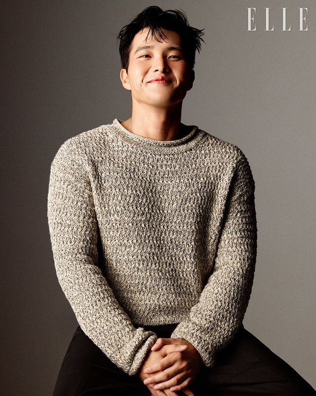 승리가 입은 니트 톱은 Eenk, 팬츠는 Juun.J.