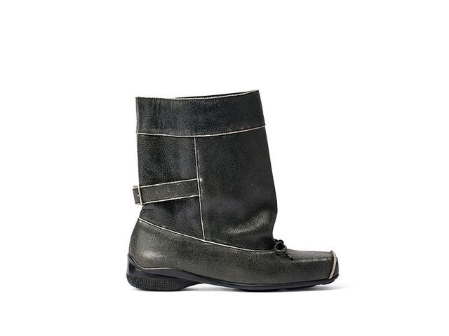 OPEN YY 발레 플랫과 부츠를 결합한 듯한 독특한 디자인의 숏 부츠. 빈티지한 질감과 컬러 또한 매력적입니다.