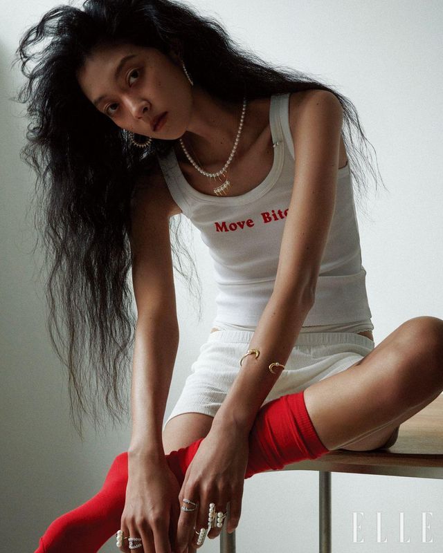 슬리브리스 톱은 Mark Gong. 브리프는 Zara. 쇼트팬츠는 In-a. 양말은 에디터 소장품.