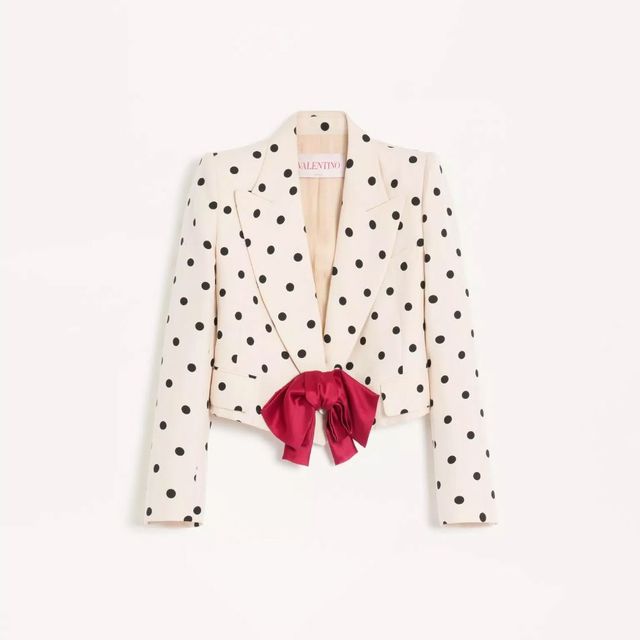 Valentino 클래식한 도트 위에 레드 리본이 포인트된 재킷. 청바지 또는 슬랙스와 매치해 모던하게 활용할 수 있습니다.