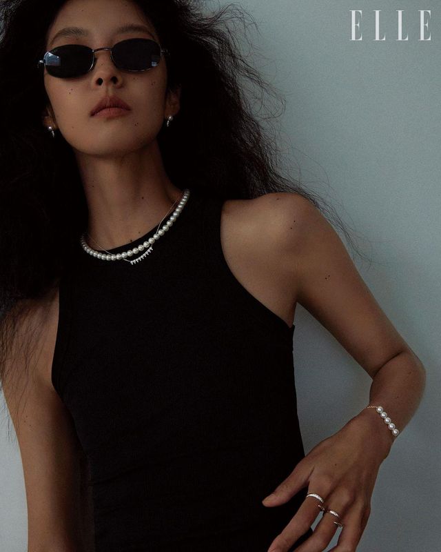 슬리브리스 톱은 H&M. 선글라스는 Gucci by Kering Eyewear.