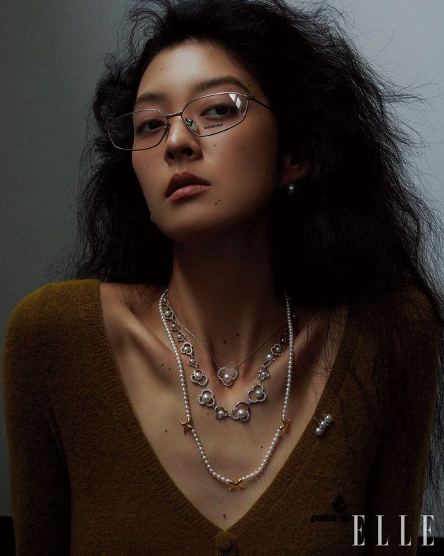 보디수트는 Shu Shu/Tong. 안경은 Balenciaga by Kering Eyewear.