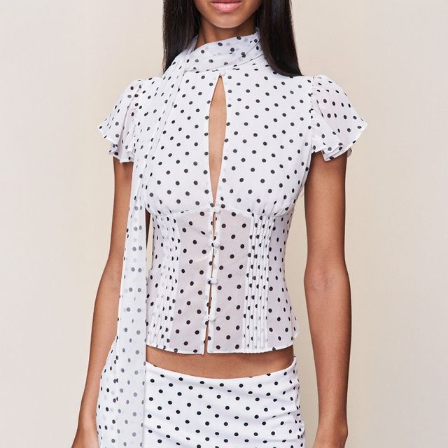 Guizio 셔링과 버튼 디테일이 들어간 슬림한 실루엣으로 가디건이나 재킷 안에 이너로 매치하기 좋은 블라우스.