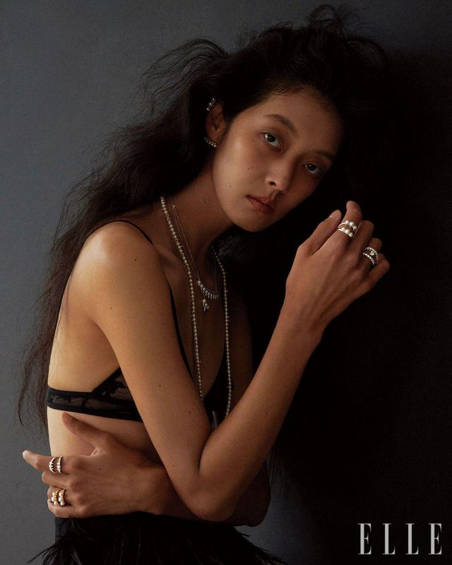 브라톱은 & Other Stories. 스커트는 Akris.