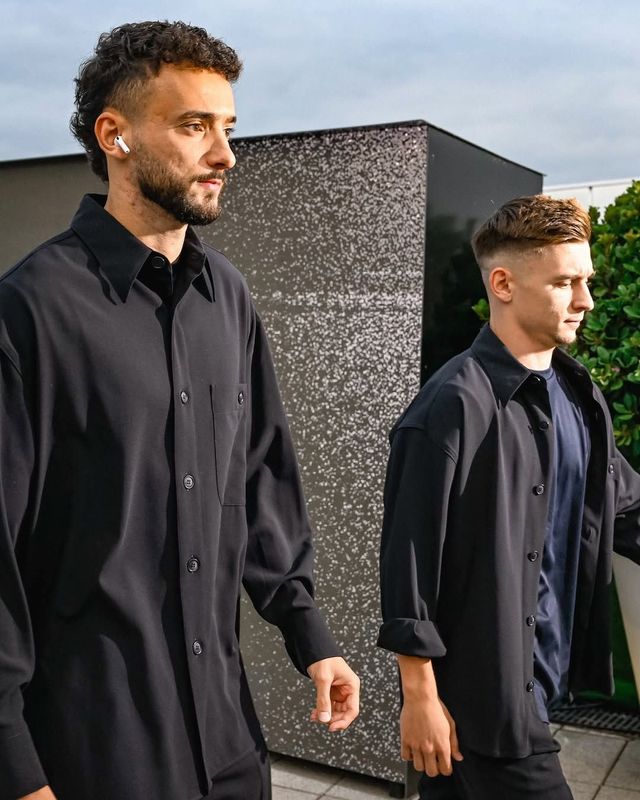 유벤투스 FC 는 공식 인스타그램 계정을 통해 조르지오 아르마니의 블랙 셔츠와 바지를 착용한 선수들의 모습을 공개했습니다.