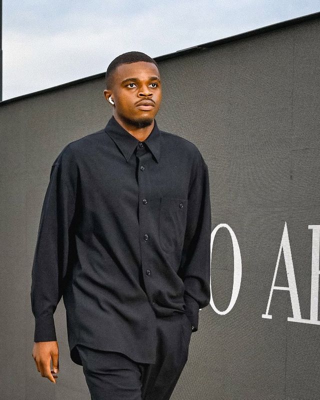 유벤투스 FC 는 공식 인스타그램 계정을 통해 조르지오 아르마니의 블랙 셔츠와 바지를 착용한 선수들의 모습을 공개했습니다.